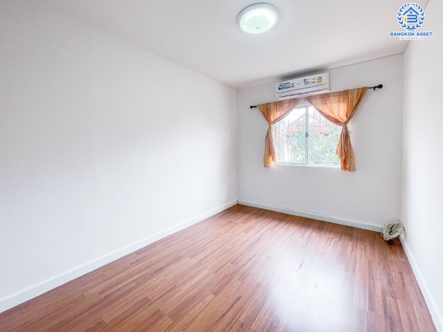 ทาวน์เฮ้าส์มือสองย่านนนทบุรี ม.พฤกษา37 กาญจนาภิเษก บนเนื้อที่ 16 ตร.ว. ฟังก์ชัน 3 ห้องนอน 2 ห้องน้ำ 1 ที่จอดรถ แถมฟรี! 1 เครื่องปรับอากาศ บ้านสภาพดี น่าอยู่ เชื่อมต่อถนนกาญจนาภิเษก ใกล้จุดขึ้นทางด่วน "ศรีรัช" และรถไฟฟ้าสายสีม่วง "สถานีสามแยกบางใหญ่" จองเลย